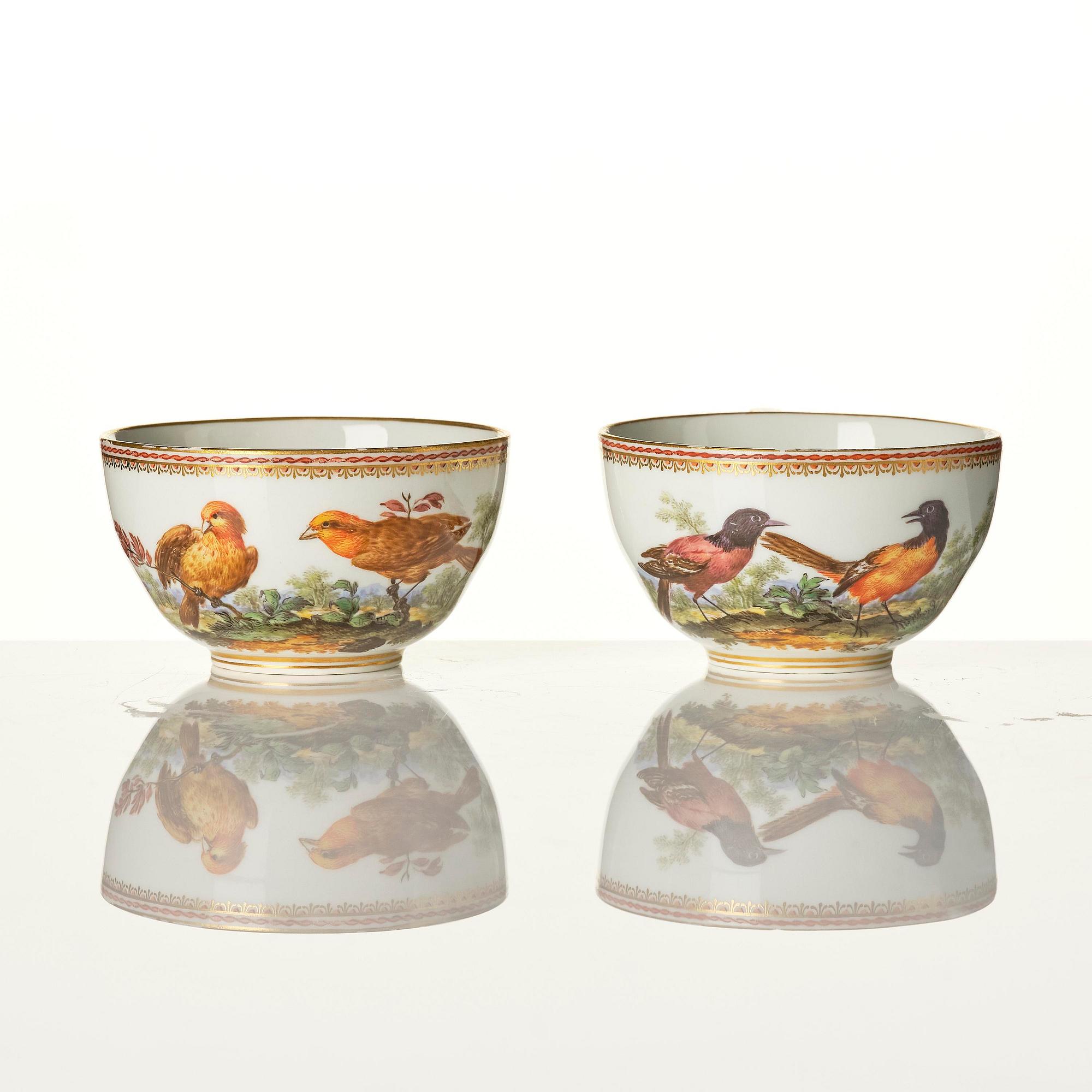 A pair of ornitological Meissen cups with saucers, period of Marcolini (1774-1814).
