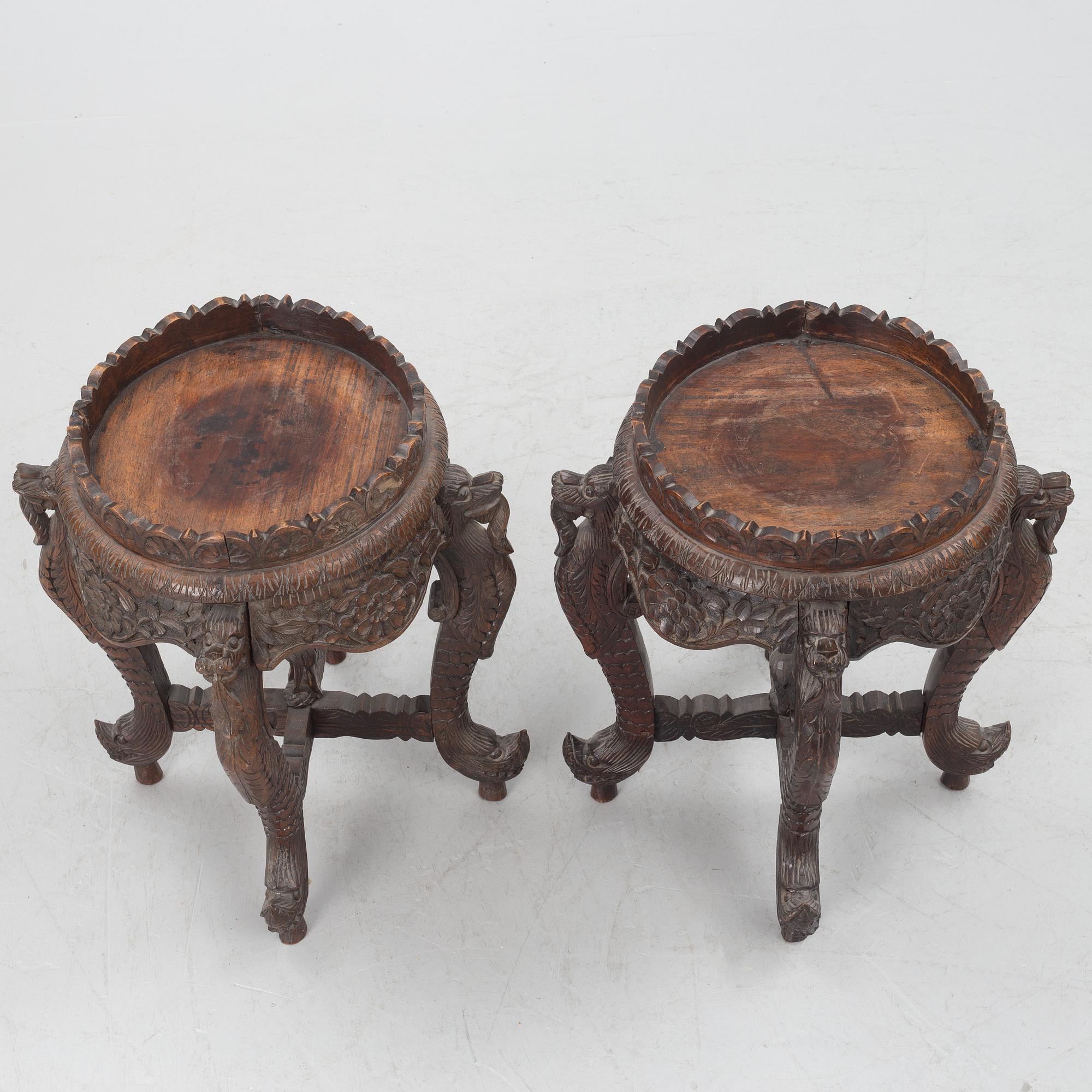 A pair of Japanese porcelain urns, first half of the 20th century, with pedestals.