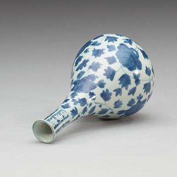 A blue and white Transitional vase, 17th Century.