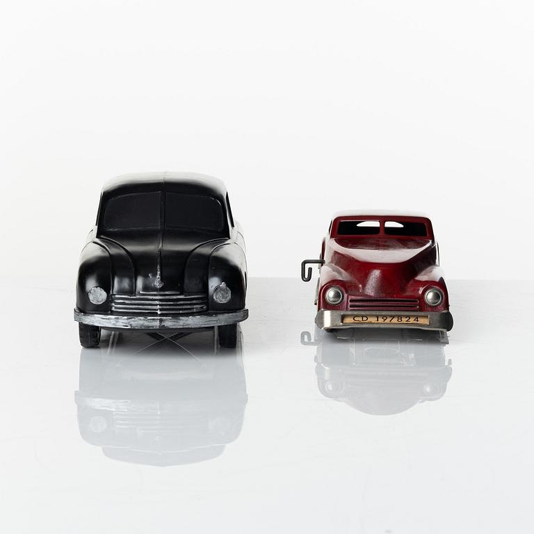 Automobil memorabilia, 4 delar, 2 bilar, flaska och skylt.