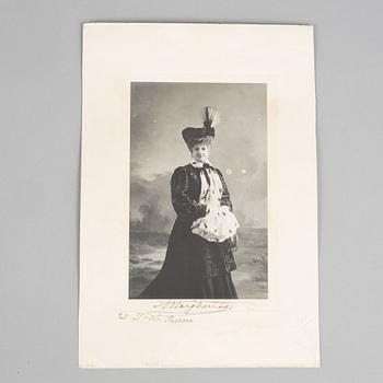 Fotografi av Margherita av Savojen, med egenhändigt signatur, daterat 20-II-06. Roma.