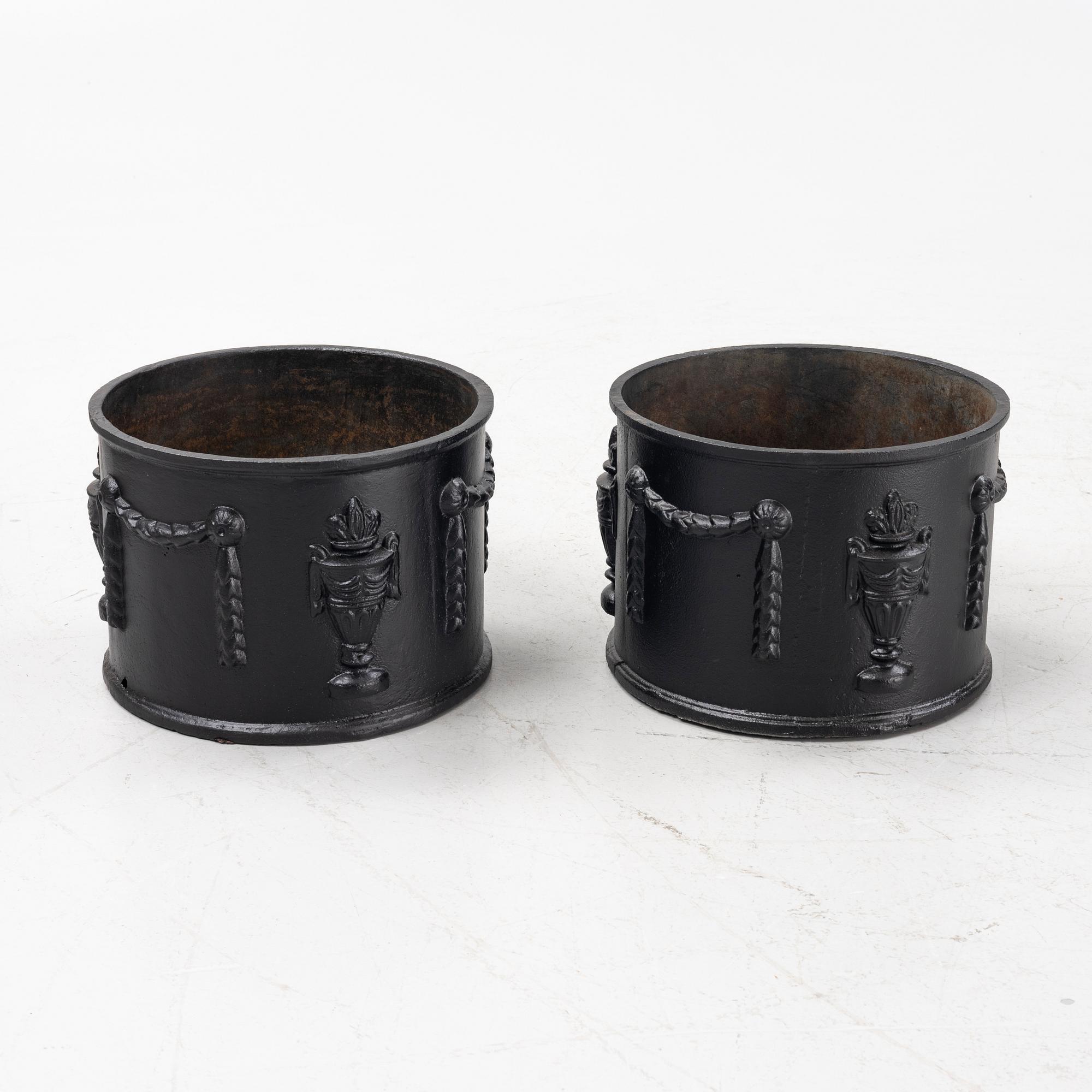 Trädgårdsurnor, ett par, gjutjärn, 1900-talets andra hälft.