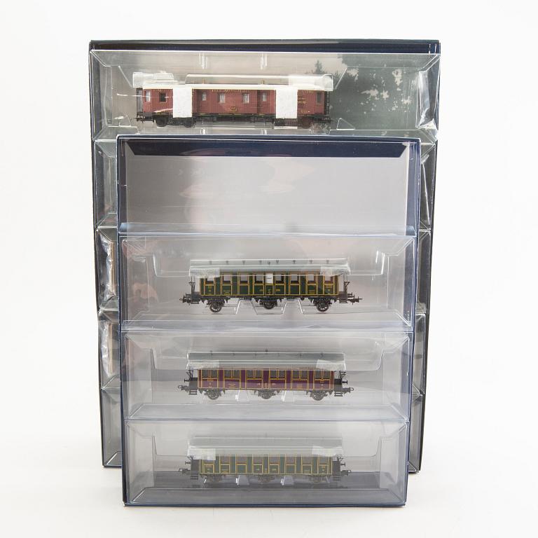 Liliput, 1 ånglok, 3 vagnset samt 26 vagnar, H0.