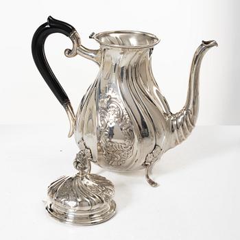 Kaffekanna och gräddkanna, silver, rokokostil, CG Hallberg, 1934.