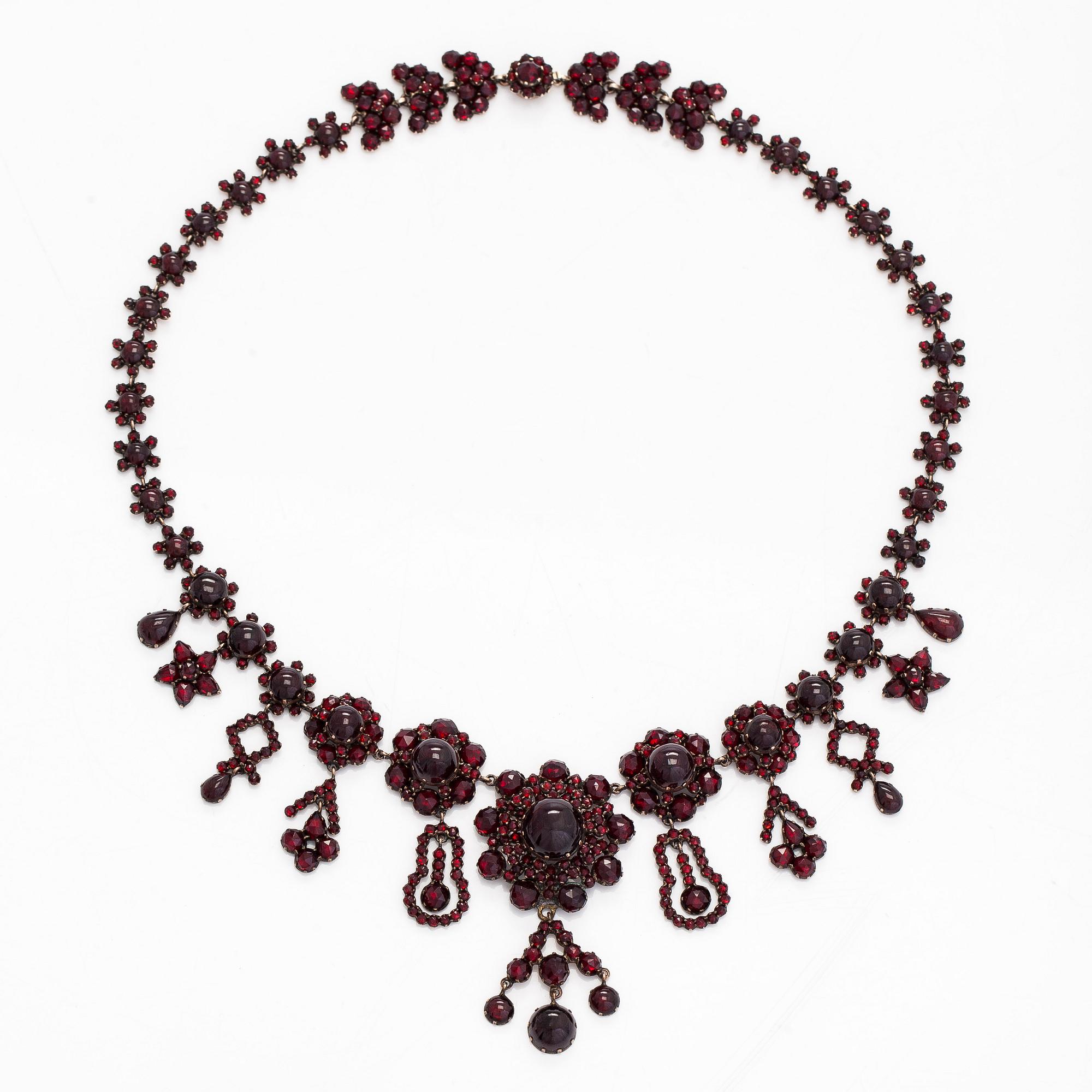 Collier och brosch, viktorianska, cabochon- och rosenslipade granater, silver.