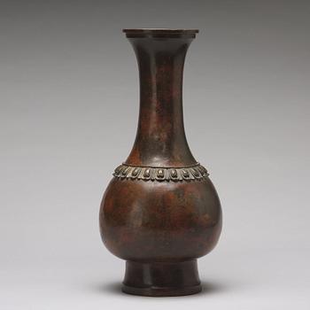 A bronze vase, Qing dynasty, Kangxi (1662-1722).