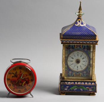 KLOCKOR, 2 st, bl.a Kina.