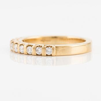 Opulent alliance ring in 18K gold with round brilliant-cut diamonds.
