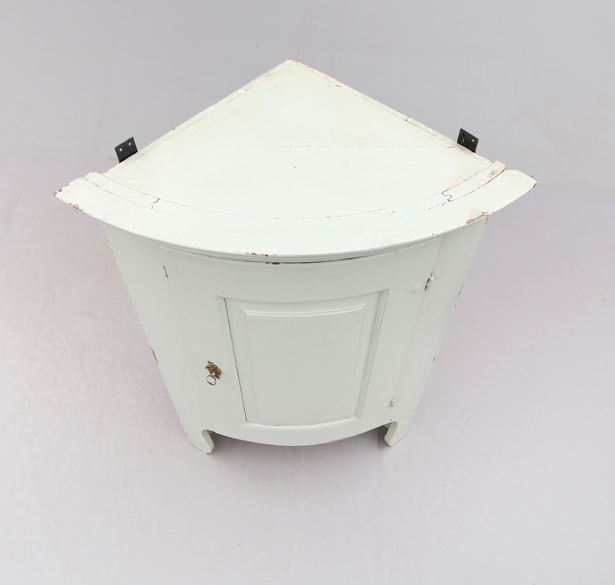 HÖRNSKÅPSÖVERDEL, 1800-talets mitt.