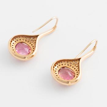 A pair of earrings in 18K gold with pink tourmalines and round brilliant-cut diamonds.