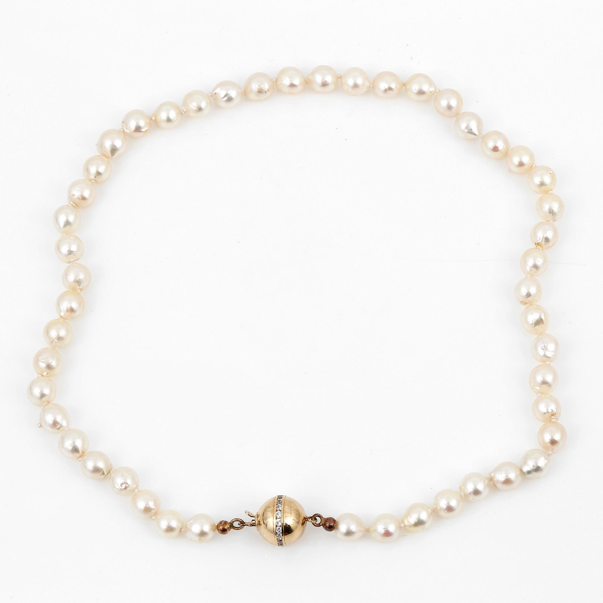 COLLIER, med odlade pärlor och klotformat lås i 18K guld med vita pastestenar.