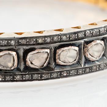 Armring med fasettslipade diamanter.