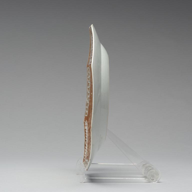 TALLRIK, vapenporslin. Qingdynastin, Qianlong (1736-95).