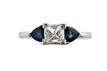 423. A DIAMOND / SAPPHIRE RING 1,15 ct.