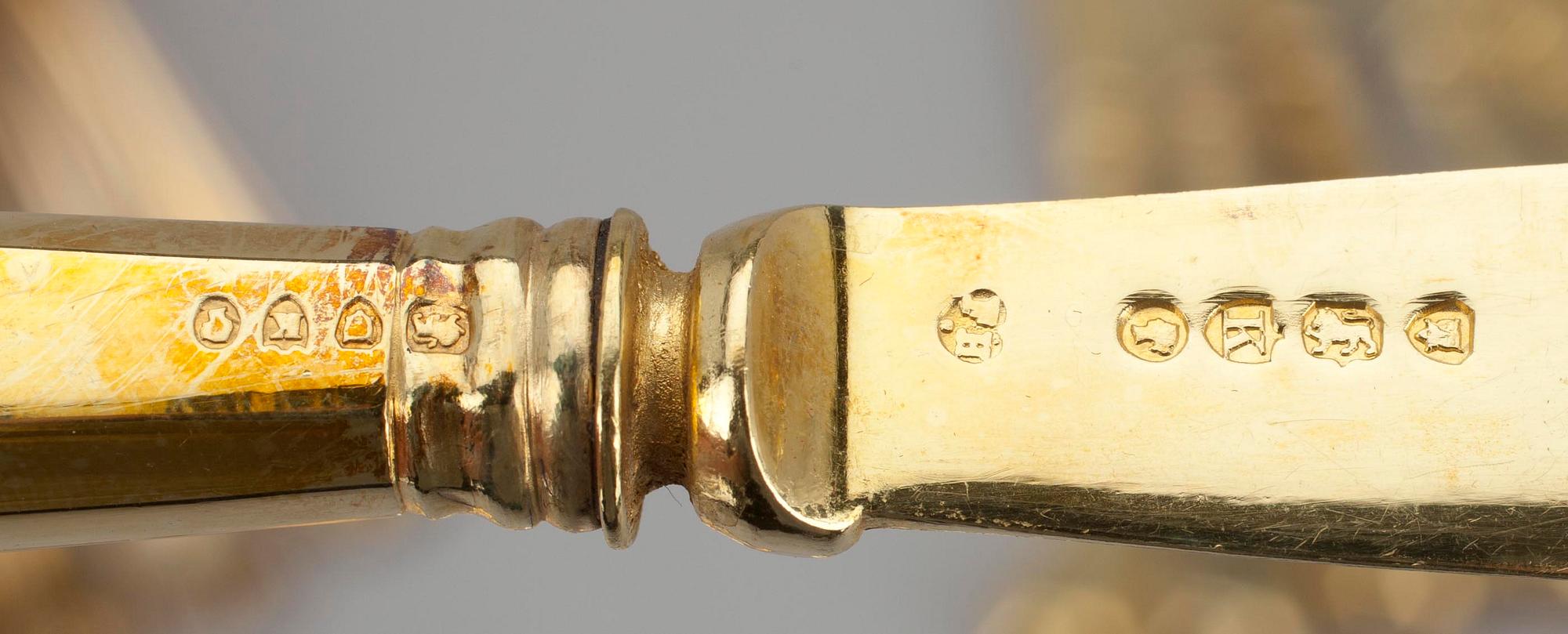 DESSERTBESTICK I SCHATULL, 36 delar, förgyllt silver, 1885 samt 1934-44. Bestickens vikt ca 1637 g.