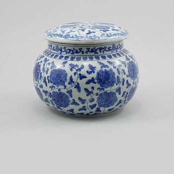 LOCKURNA, porslin, Kina, 1900-talets andra hälft.