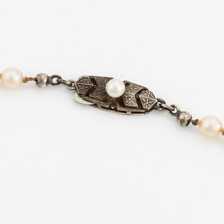 Pearl necklace, with graduated cultured pearls, silver clasp.