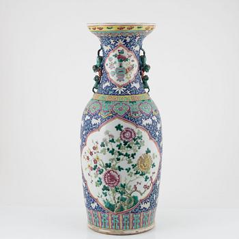 A porcelain floor vase, China, around 1900.