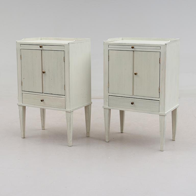 SÄNGBORD, 1 par, gustaviansk stil, 1900-talets andra hälft.