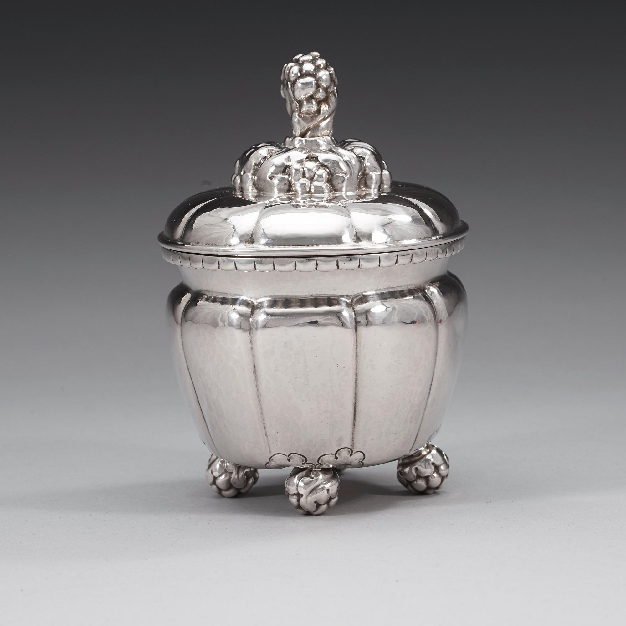 GEORG JENSEN, bonbonnière, Köpenhamn ca 1915-21, design nr 72,