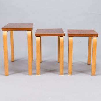 ALVAR AALTO, SARJAPÖYTÄ, 2 osaa,  88A ja 88B  ja SIVUPÖYTÄ, Artek, 1900-luvun puoliväli.