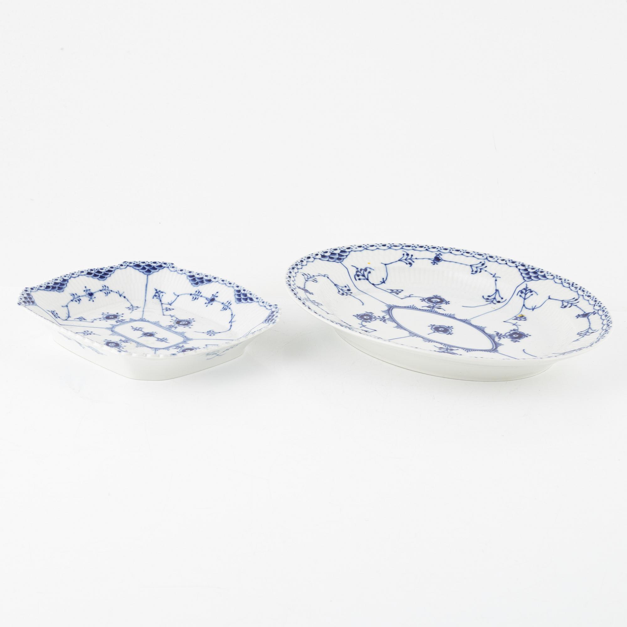 Matservis, 34 delar, porslin, "Musselmalet Halvblonde", Royal Copenhagen, Danmark.