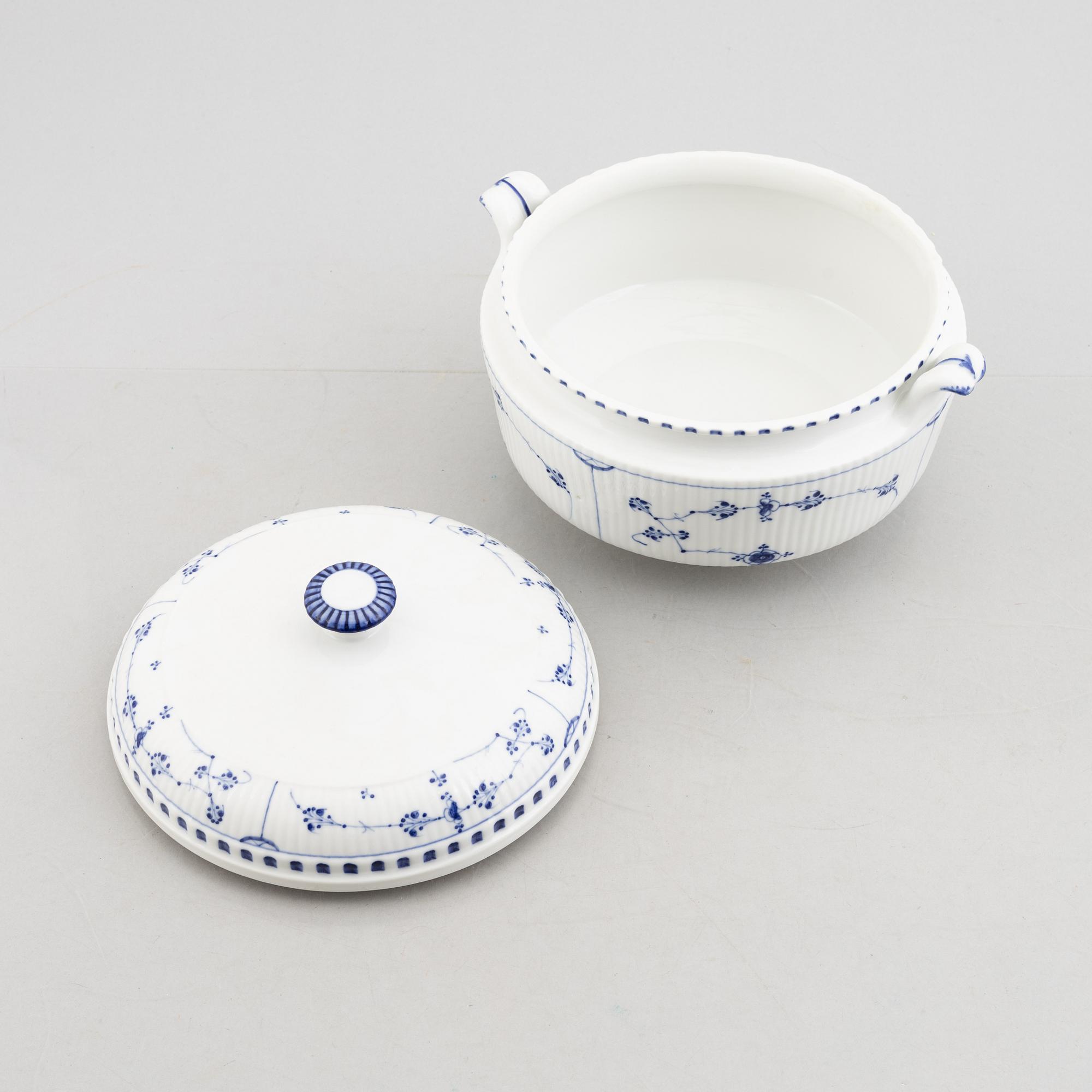 A 'Blue Fluted' / 'Musselmalet rifflet' porcelain tureen with cover, Royal Copenhagen, early model, 19th century.