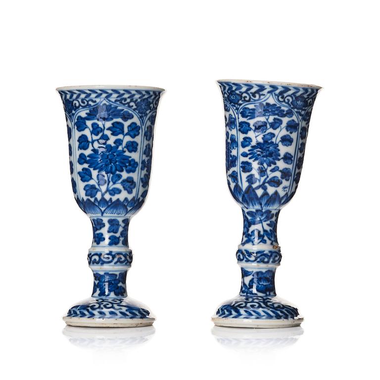 A pair of blue and white goblets, Qing dynasty, Kangxi (1662-1722).