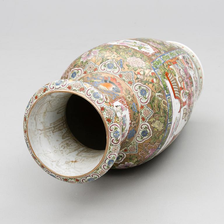 A LARGE URN, porcelain, China late 20th century.