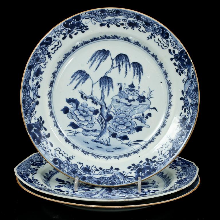 TALLRIKAR, 3 st, samt STEKFAT, porslin, Kina, 1700-tal.