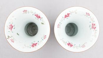 VASER, 1 par, porslin, Kina, Qianlong 1736-1795.