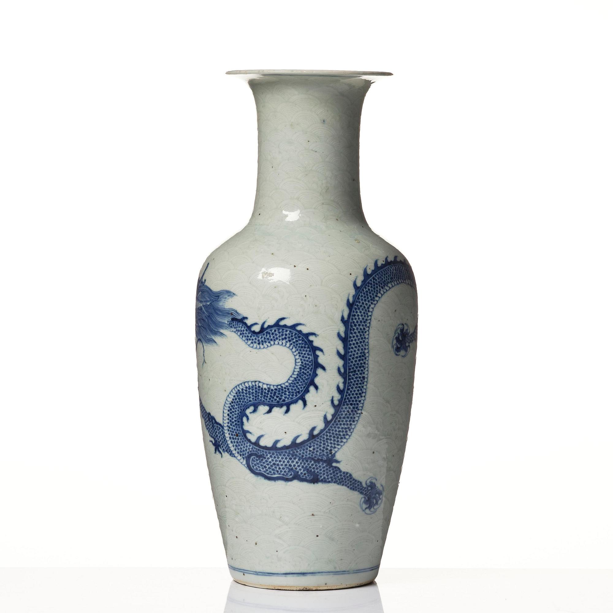 A large Chinese blue and white 'five clawed dragon vase' vase, late Qing dynasty, 19th century.