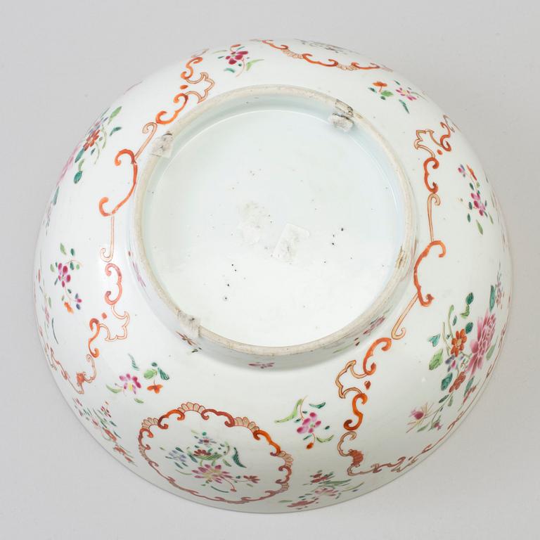 A large famille rose export porcelain bowl, Qing dynasty, Qianlong (1736-95).