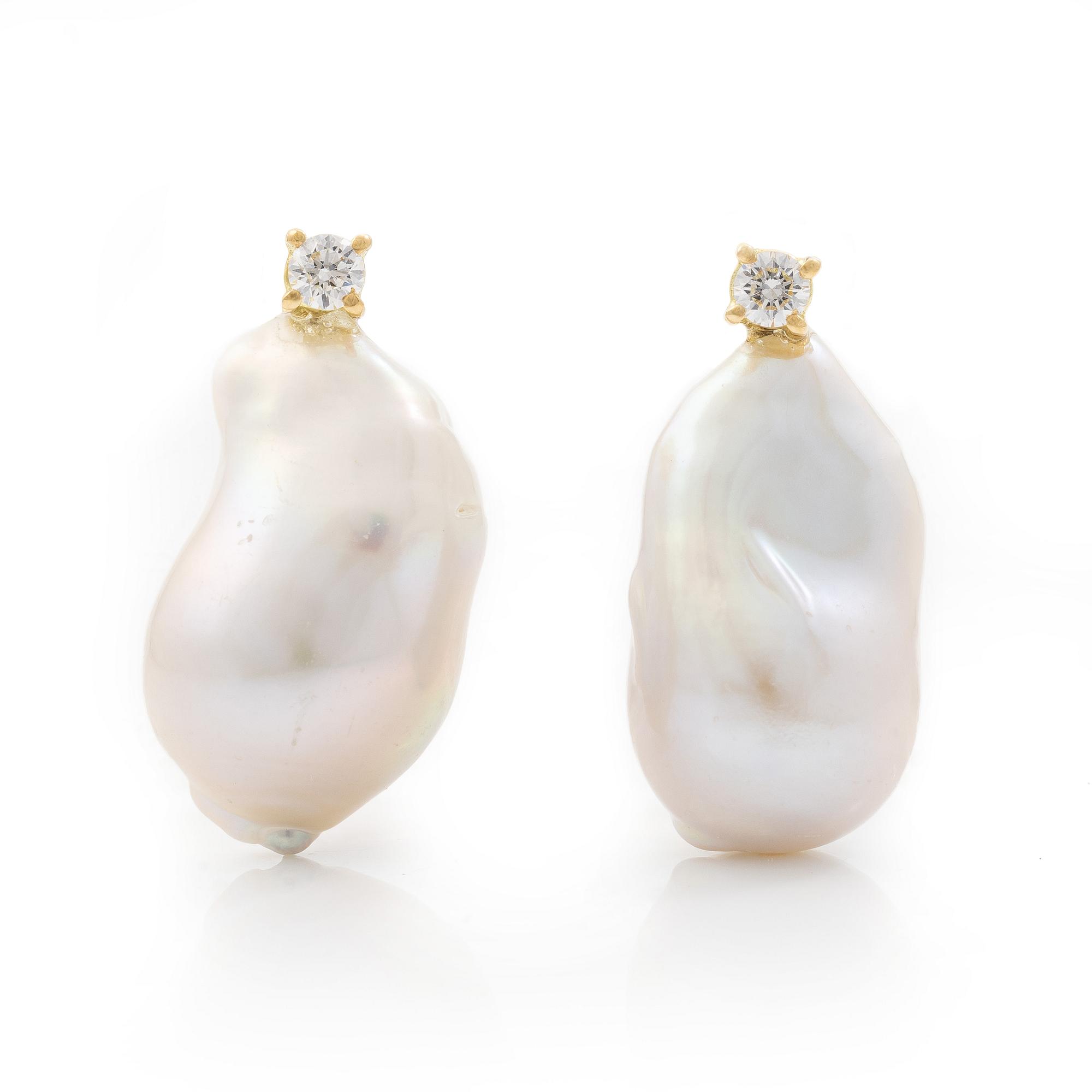 Earrings in 18K gold with cultured baroque-shaped freshwater pearls and brilliant-cut diamonds.