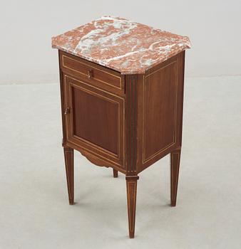 POTTSKÅP, gustaviansk stil, 1900-talets första hälft.
