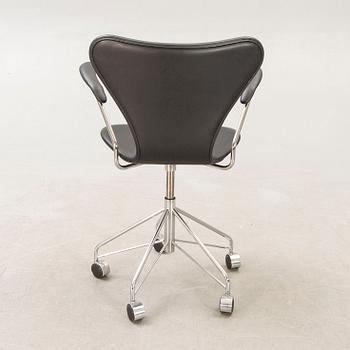 Arne Jacobsen, skrivbordsstol "Sjuan" för Fritz Hansen 2010.