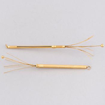 TWO CHAMPAGNE WHISKS, 18K gold.