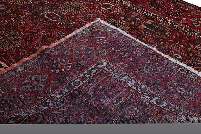 A CARPET, Bakthiari 390 x 305 cm.