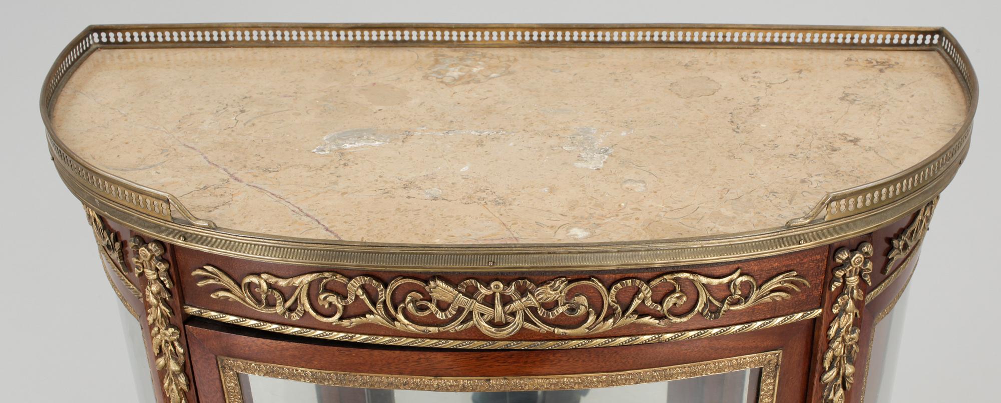 VITRINSKÅP, Louis XVI-stil, 1900-talets andra hälft.