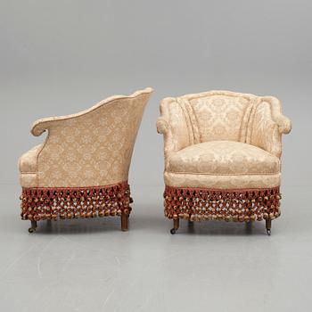 FÅTÖLJER, ett par, tapetserarstil, omkring 1900.