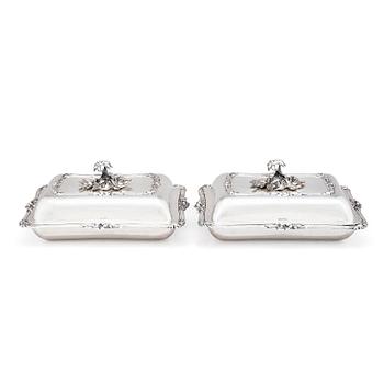 273. A pair of English 19th century silver dishes and cover, mark of William Ker Reid, London 1848.