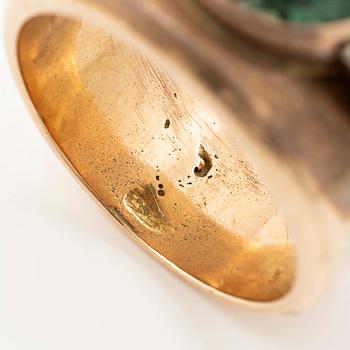 Ring, guld med syntetisk grön sten och briljantslipade diamanter.