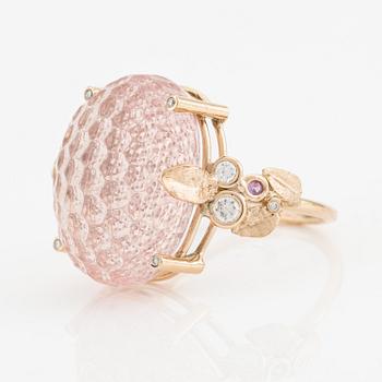 Ring "honey comb" med skuren rosa kvarts och briljantslipade diamanter.