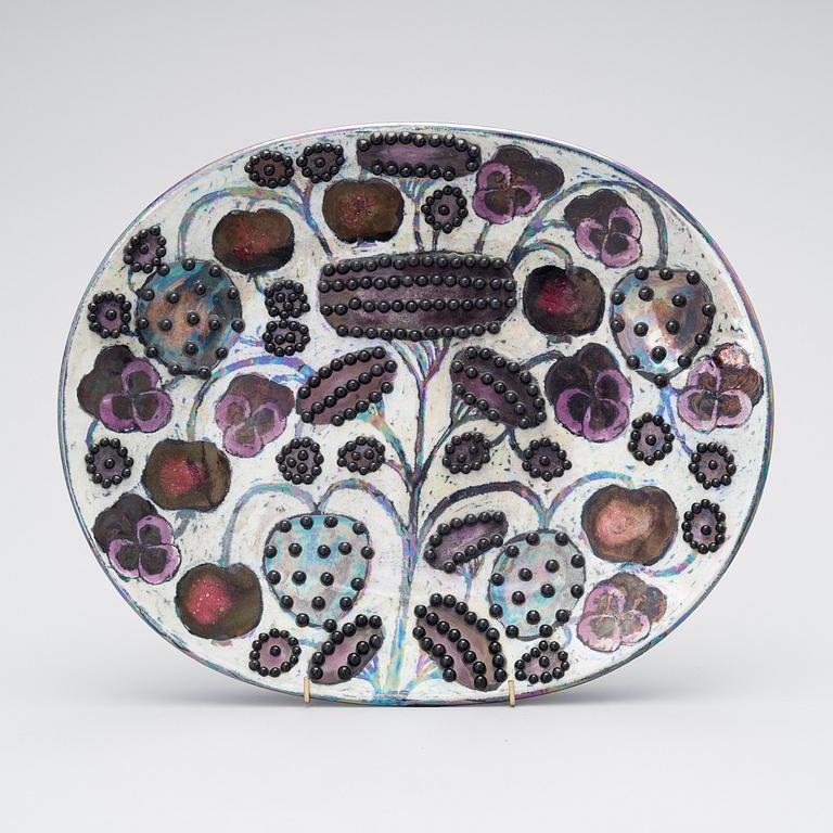 BIRGER KAIPIAINEN, A CERAMIC DISH. Signed Kaipiainen, Arabia. 1970s.