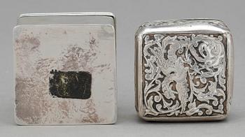 DOSOR, 2 st, silver, bland annat T.D, London 1839. Vikt ca 119g.