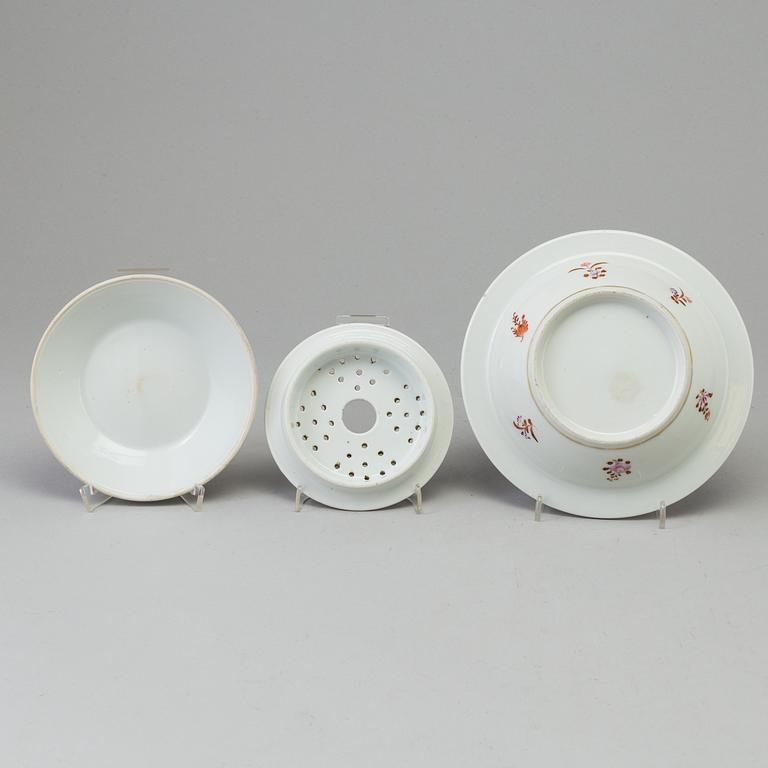 VÄRMEFAT med insats, porslin, 1900-tal.