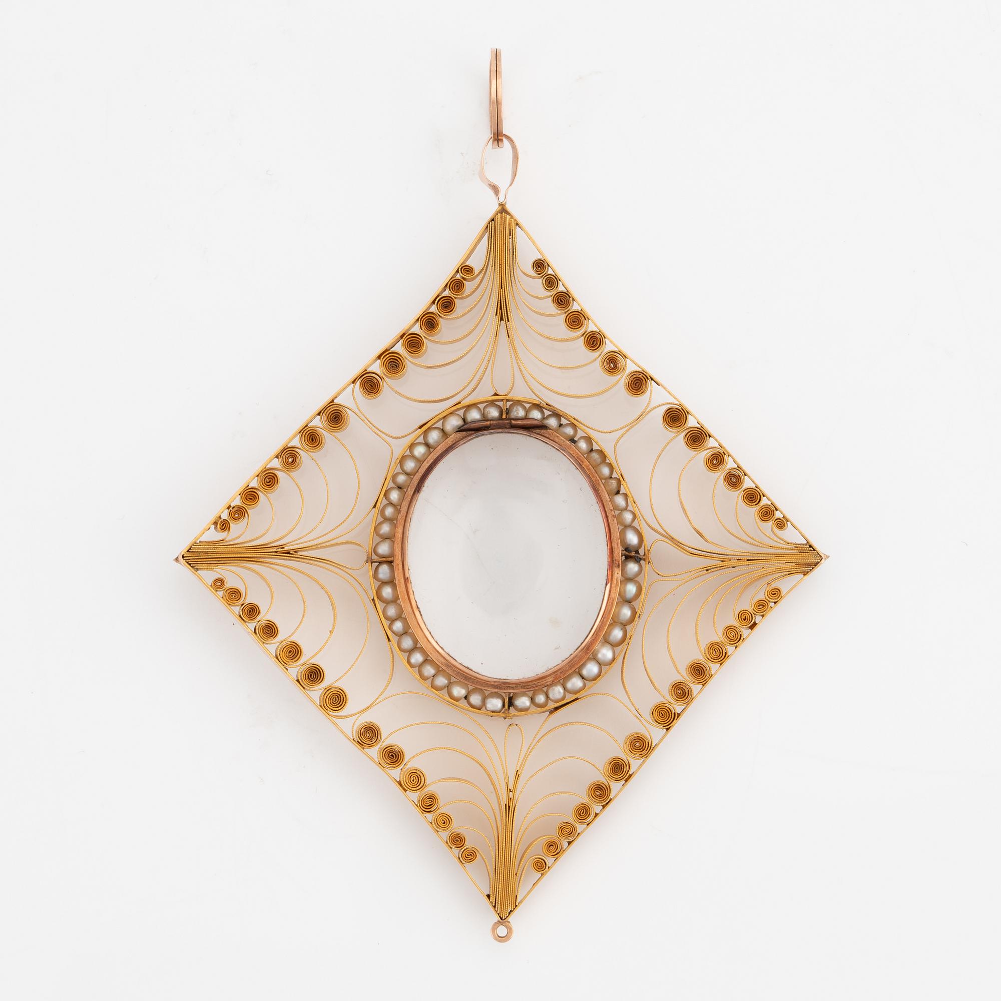 Pendant in gold filigree with frame, seed pearls, and glass.