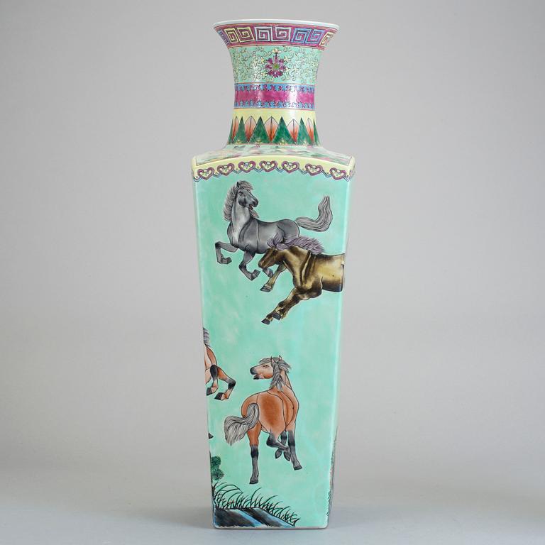 GOLVVAS, porslin, Kina, 1900-tal.