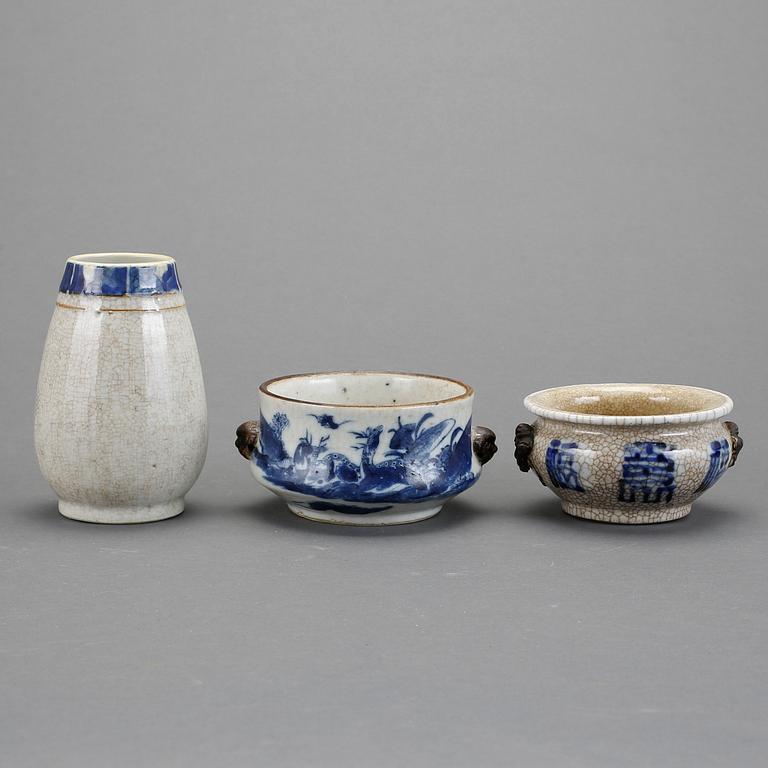 RÖKELSEKAR och VAS, 3 st, porslin, Kina, 1800/1900.