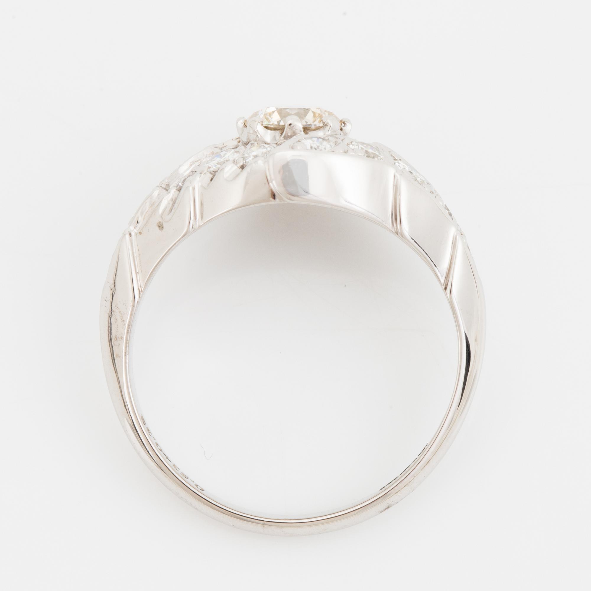 Brilliant-cut light brown diamond ring.